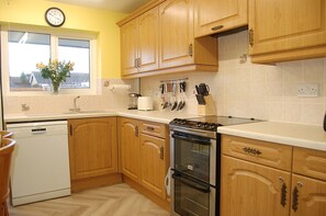 Private kitchen - Wulfrun Bungalow in Tywyn (Tywyn)