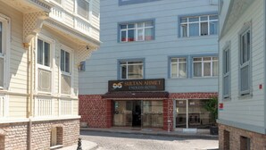 Un edificio con un cartel que dice 'Sultan Ahmet Endless Hotel'.