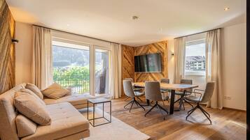 TOP 6 | Essbereich im Zimmer