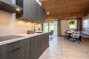 Refrigerador con freezer, horno, placa de cocina, lavavajillas