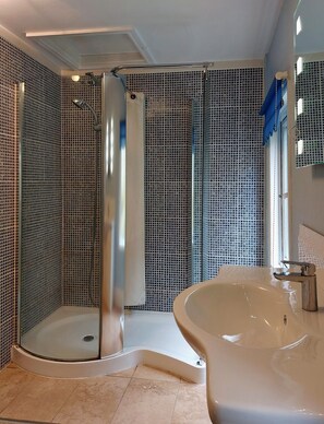 Shower, towels - South View Cottage with Terrace and Coastal Views (Fairbourne)