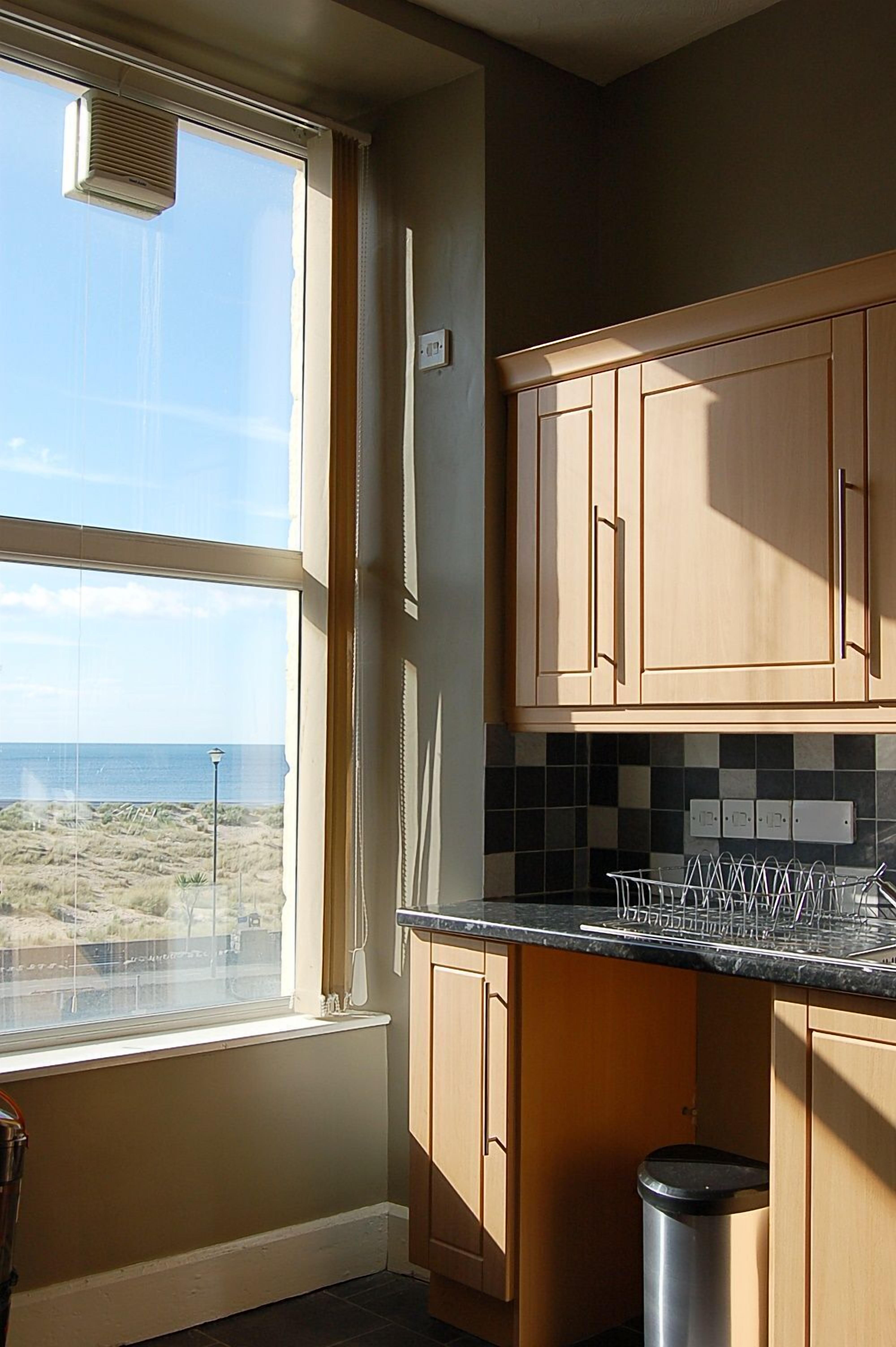 Réfrigérateur, micro-ondes, four, tables à manger