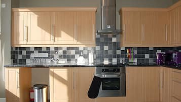 Réfrigérateur, micro-ondes, four, tables à manger