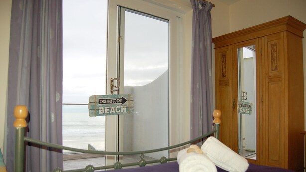 2 chambres, lit parapluie, draps fournis