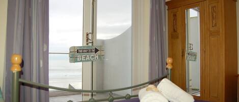 2 quartos, berço de viagem, acesso à internet, roupa de cama