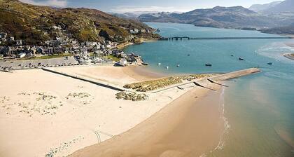 Eryri Family Retreat in Dolgellau, hot tub, fire pit, cinema room and much more!