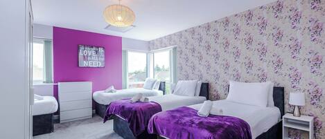 4 habitaciones, escritorio y tabla de planchar con plancha