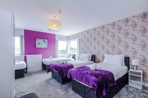 4 slaapkamers, een bureau, een strijkplank/strijkijzer, reisbedje