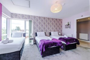 4 slaapkamers, een bureau, een strijkplank/strijkijzer, reisbedje