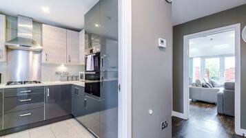 Kjøleskap, mikrobølgeovn, ovn og kokeplater