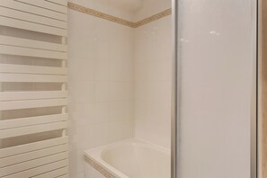 Apartment | Bathroom