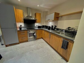 Apartment | Private kitchen | Fridge, microwave, oven, stovetop - Birmingham City Apartment With 3 Bedrooms (Birmingham)