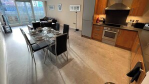 Appartement | Privékeuken | Een koelkast, een microgolfoven, een oven, een kookplaat