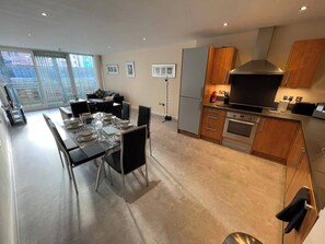 Apartment | Private kitchen | Fridge, microwave, oven, stovetop - Birmingham City Apartment With 3 Bedrooms (Birmingham)