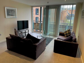 Apartment | Living area | TV - Birmingham City Apartment With 3 Bedrooms (Birmingham)