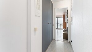 A narrow hallway with a grey door and a white wall. - Studio in Blankenberge Near Beach & Pier (Blankenberge)