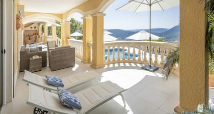 Lavish Villa With Saltwater Pool