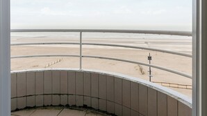 En balkong med utsikt över en strand.
