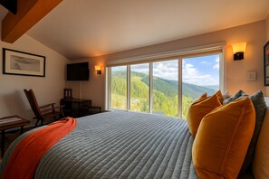Escritorio, cuna de viaje, wifi gratis y ropa de cama