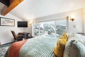 Desk, travel crib, free WiFi, bed sheets