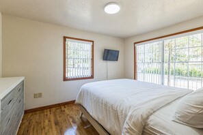 3 bedrooms, desk, iron/ironing board, free WiFi