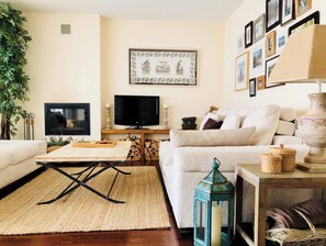 Căn hộ, 2 phòng ngủ, sân hiên, quang cảnh vườn | Phòng khách | Sách