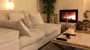 Appartement, 2 chambres, patio, vue jardin | Salle de séjour | Livres