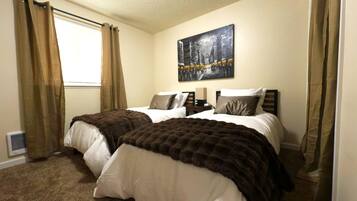 2 sovrum, skrivbord, strykjÀrn/strykbrÀda och resesÀng