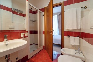 Deluxe Room | Bathroom | Rainfall showerhead, hair dryer, towels, soap - Il Passetto (Rome)