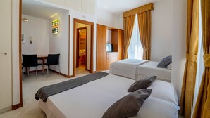 A hotel room with a bed, a desk, and a wardrobe. - Il Passetto (Rome)