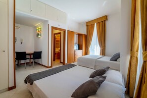 Familien-Vierbettzimmer | 1 Schlafzimmer, Zimmersafe, Schreibtisch, Bügeleisen/Bügelbrett