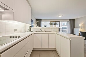 Private kitchen - Carlton Apartment In Blankenberge (Blankenberge)