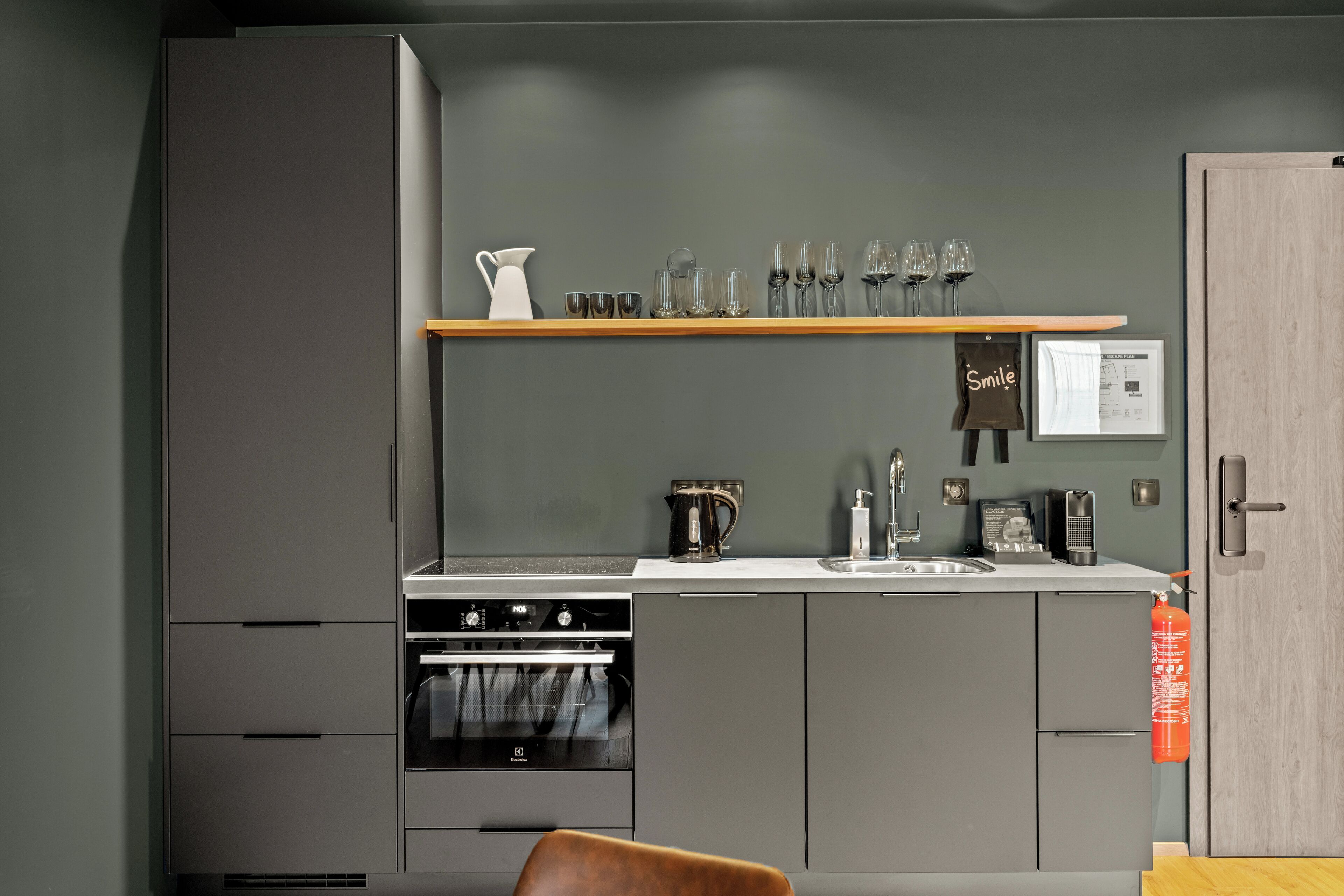 Estudio superior | Cocina privada | Frigobar, microondas, parrilla de estufa y cafetera y tetera 