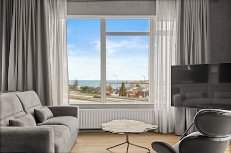 家庭开间套房, 海洋景观 | 起居区 | 42-英寸智能电视(配备数码频道)、Netflix、流媒体服务