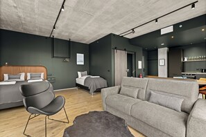 Familie-studiosuite, havutsikt | Oppholdsområde | En 42-tommers smart-TV med digitale kanaler samt Netflix