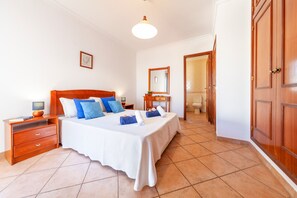 3 chambres, lits bébé (en supplément), draps fournis