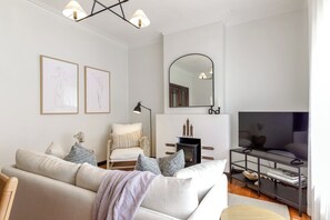 Televisie, een open haard, boeken en een stereo