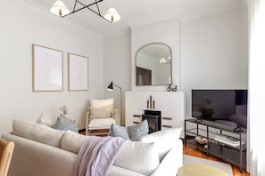 Televisión, chimenea, libros y estéreo
