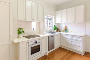 Een koelkast, een microgolfoven, een oven, een kookplaat