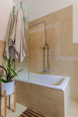 ヘアドライヤー、タオル、石鹸、シャンプー