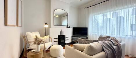 TV, caminetto, libri, impianto stereo