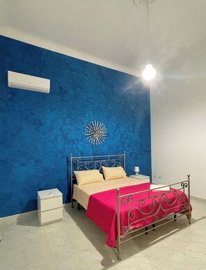 1 slaapkamer, een strijkplank/strijkijzer, wifi, beddengoed