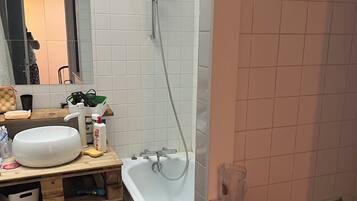 Douche, sĂšche-cheveux, serviettes fournies, savon