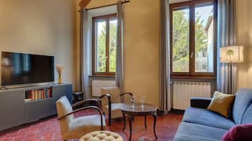 Leilighet | Oppholdsområde | En 40-tommers Flatskjerm-TV med digitale kanaler