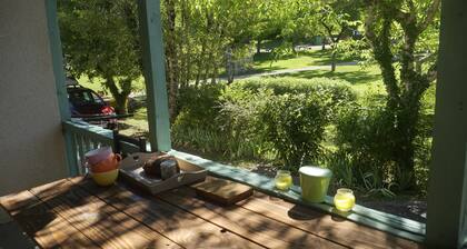 Maison préservée et authentique, au bord d'un parc dans une Bastide du Lot