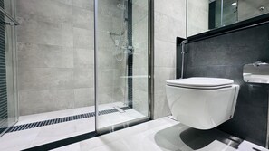 Apartamento, 2 quartos | Banheiro | Chuveiro, secador de cabelo, chinelos, toalhas de banho