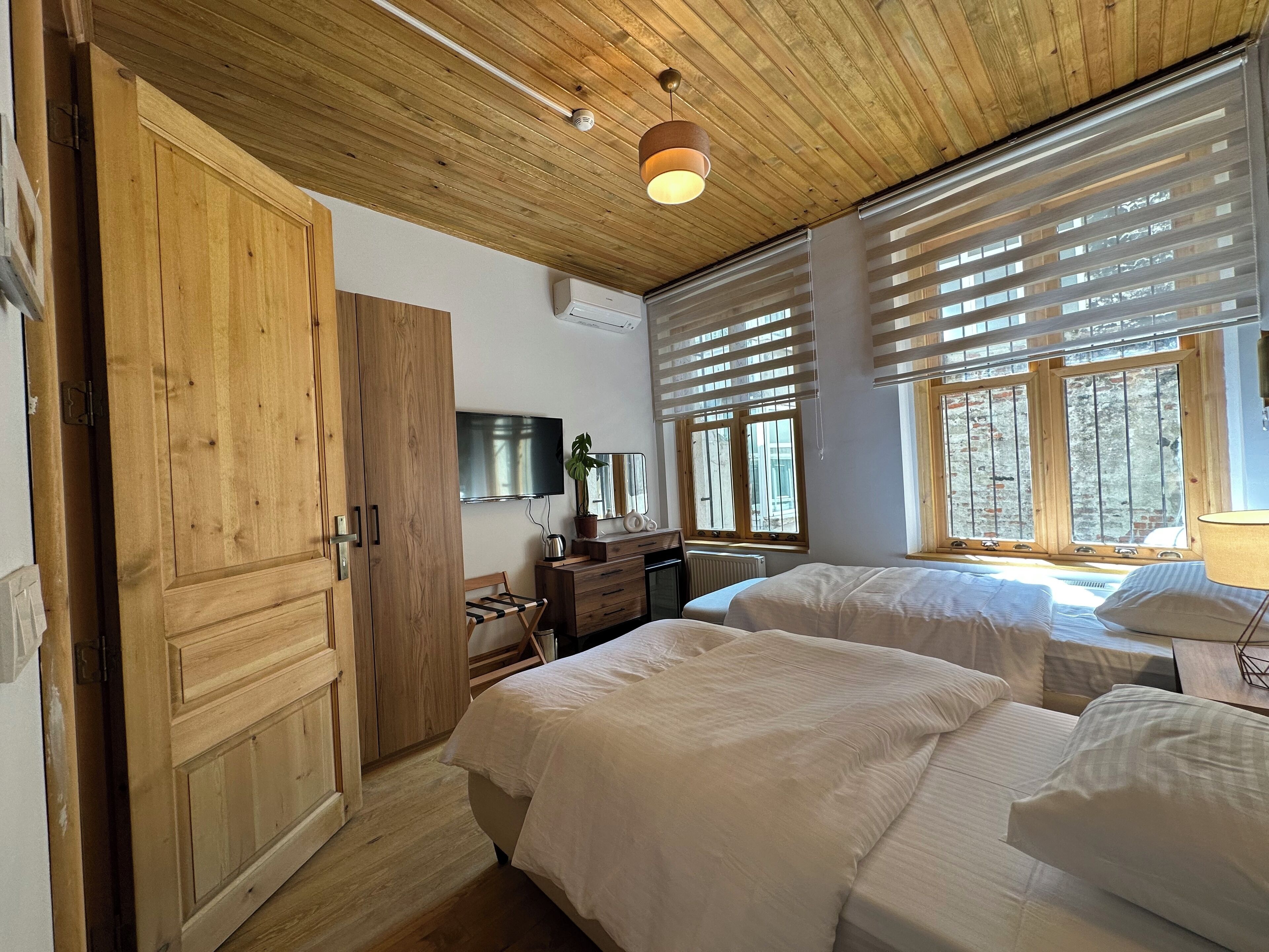 5 bedrooms, WiFi, bed sheets