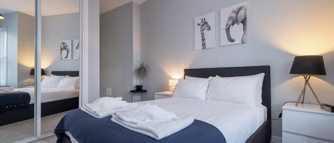 1 habitación, tabla de planchar con plancha y cuna de viaje