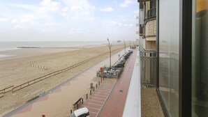 Un hotel con vista sulla spiaggia e su un'area parcheggio.