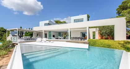 Stylish Villa With Infinity Pool